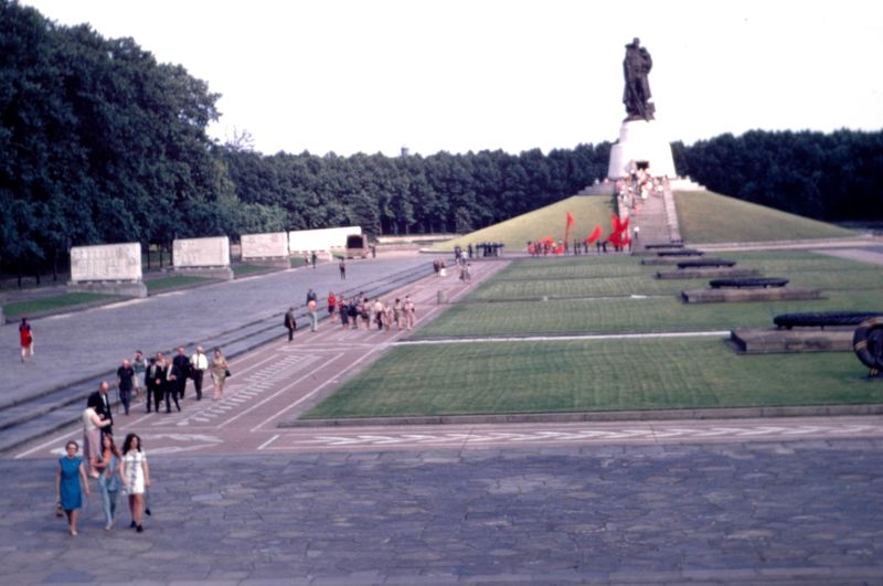 Visite au Treptow à Berlin Est 07-1971