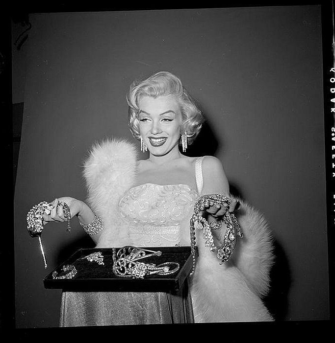 1953-06-COLLIERS_sitting-dress_htmam-sc_07-011-1-by_florea-1