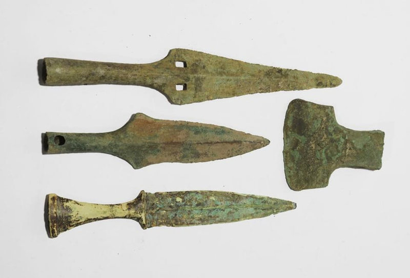 Lot composé d’un poignard, d’une hache à tranchant symétrique et de deux pointes de lance, Vietnam, culture de Đông Sơn, 3°-1° siècle BCE