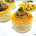 Mini bouchées feuilletées au caviar d'aubergine avec des perles de jus de citron et des graines de nigelle