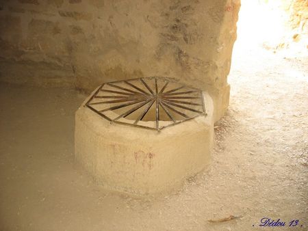 22_Photo_090_PUIT_DANS_LES_GROTTES_TROGLODYTIQUES