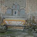 L'autel semble sur les tréteaux où se pose le cercueil...enterrement d'une église 