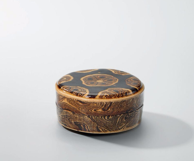 An amber-glazed marbled 'Floral' circular box and cover, Tang dynasty (618-907)