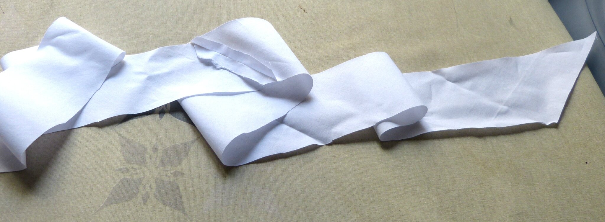 Fabriquer du biais en assemblant des bandes de tissu