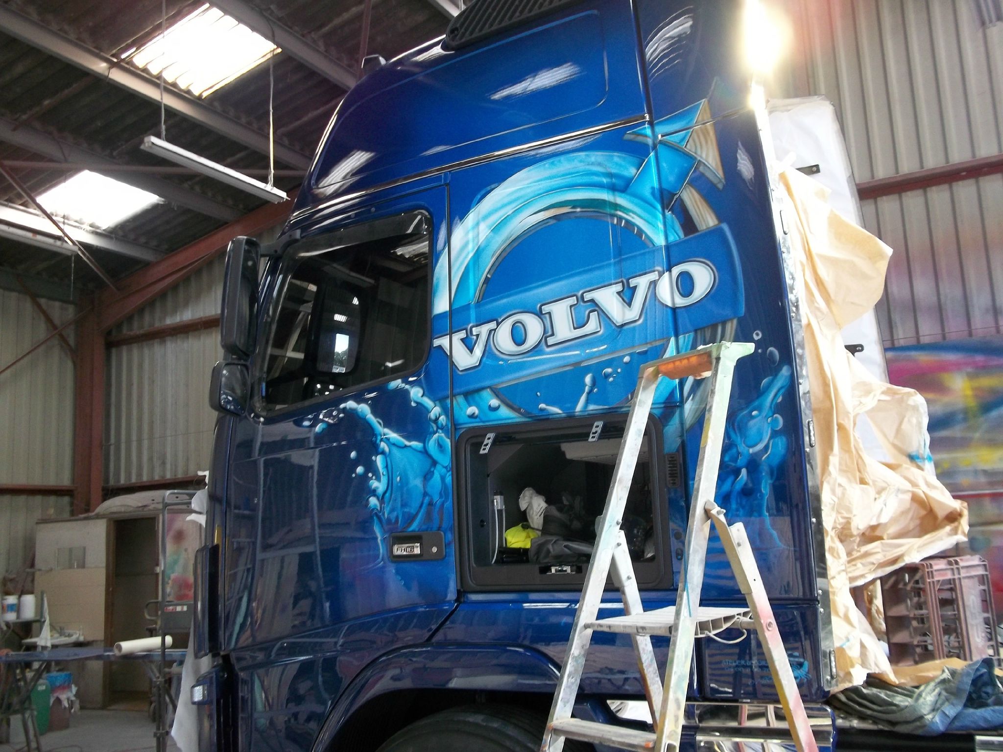 Réalisation : Une peinture neuve pour un camion Volvo - JC Rener