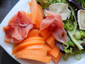 Salade_sucr_e_sal_e__color_e_et_pleine_de_saveurs_gros_plan_melon