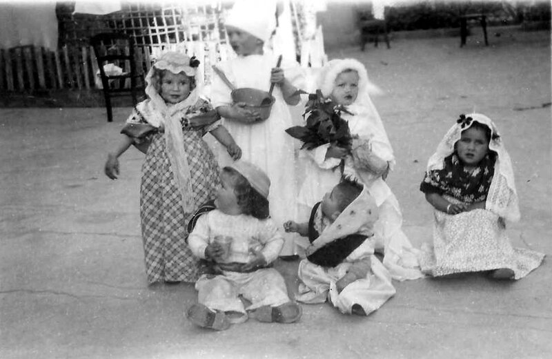 le carnaval dans la cour Rue Capperon 1949