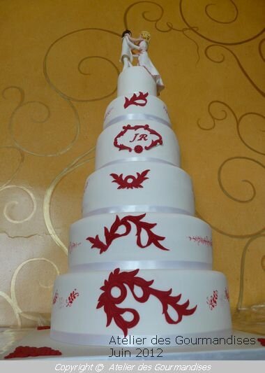 Wedding Cake 6 Etages En Blanc Et Rouge Atelier Des Gourmandises