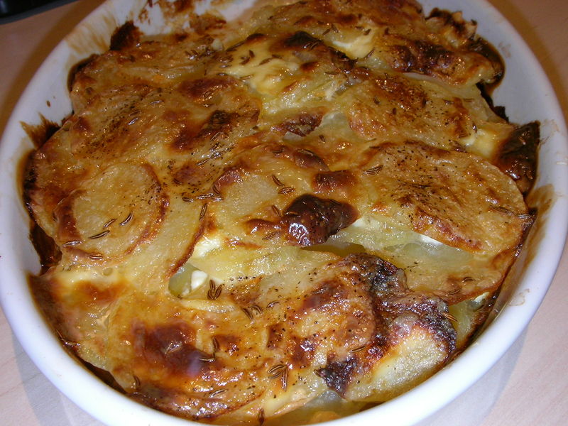 Gratin De Pommes De Terre Un Peu Dauphinois Au Four Et à Mesure