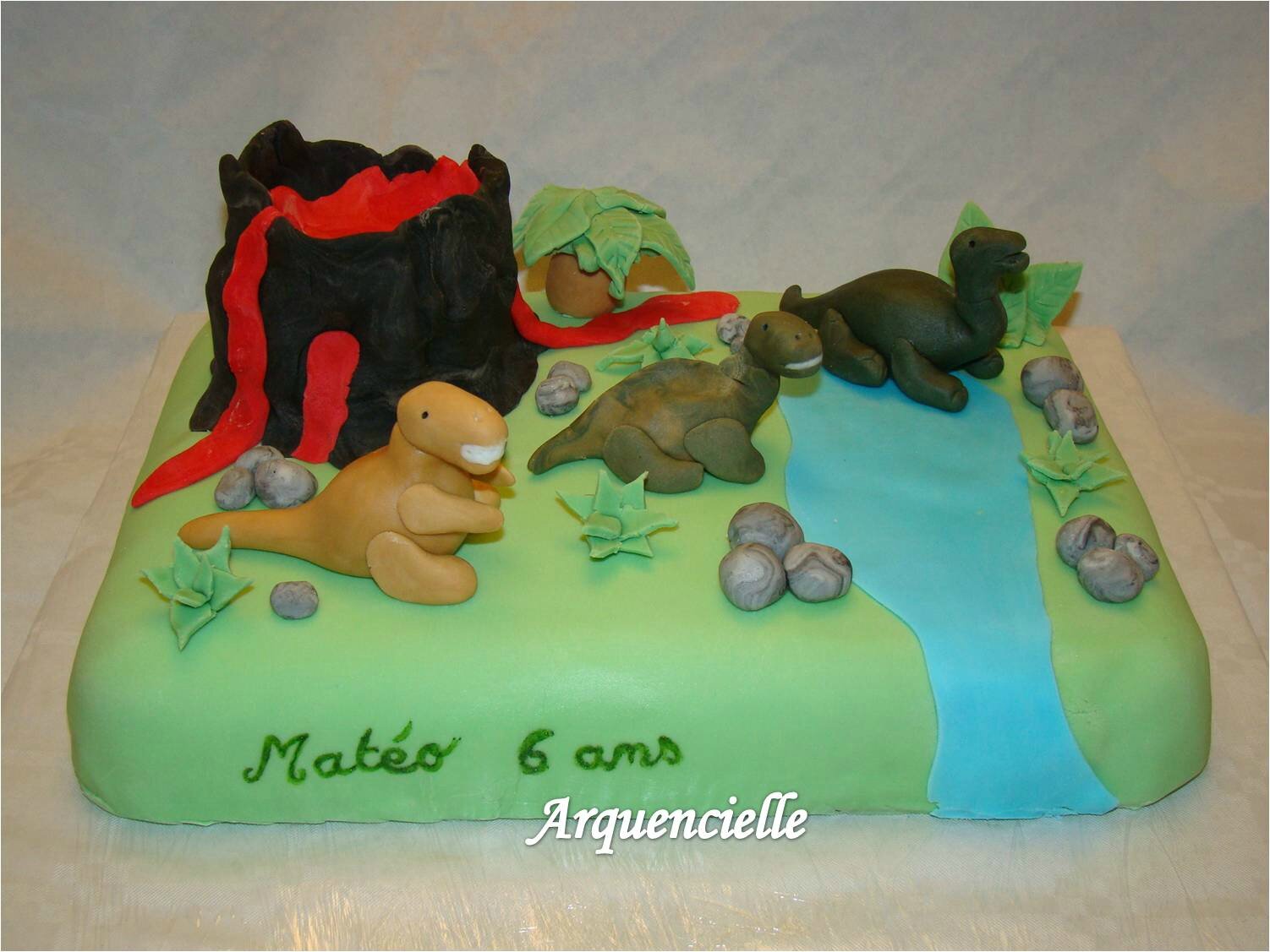 Gateau Dinosaures Volcan Jurassik Park Anniversaire Garcon Photo De Cuisine Creative Version Sucre Gateaux Garcons Les Creations D Arquencielle