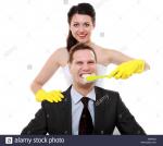 concept-idee-d-emancipation-drole-d-humour-wedding-couple-maries-femme-se-brosser-les-dents-de-son-homme-montrer-sa-domination-en-prenant-le-controle-isole-xbakg2