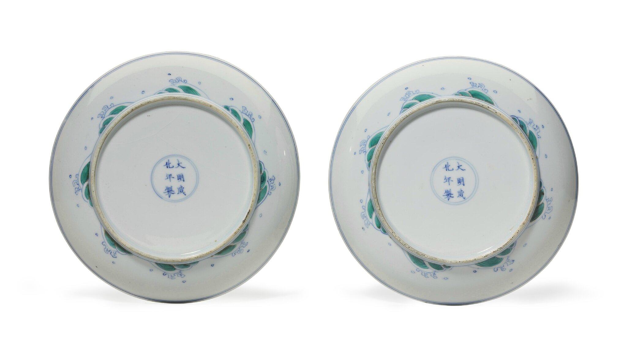 A pair of doucai 'dragon' dishes, KangxiYongzheng period (16621735