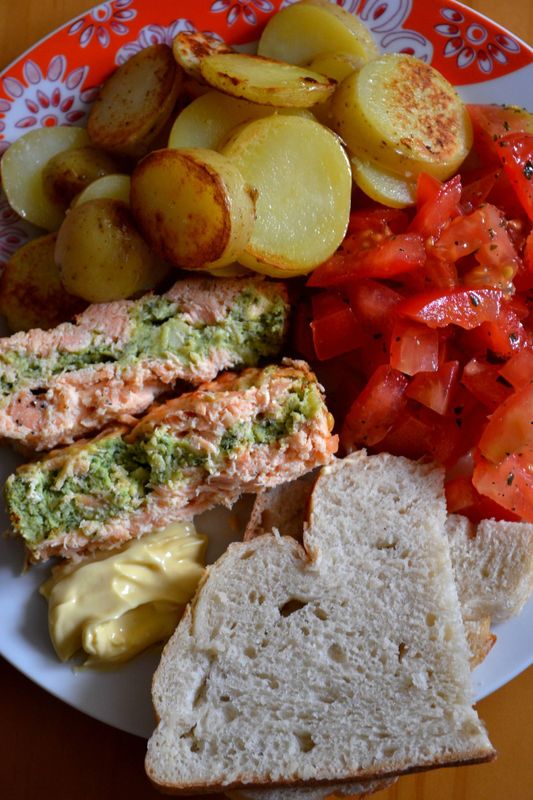 Assiette composée estivale, dont une Terrine SaumonBrocoli Le Dessert du Dimanche