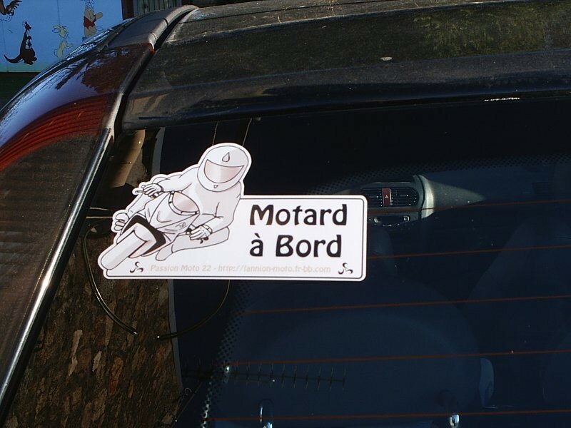 Autocollant voiture Motard à bord : Motarde à bord. Sticker auto.