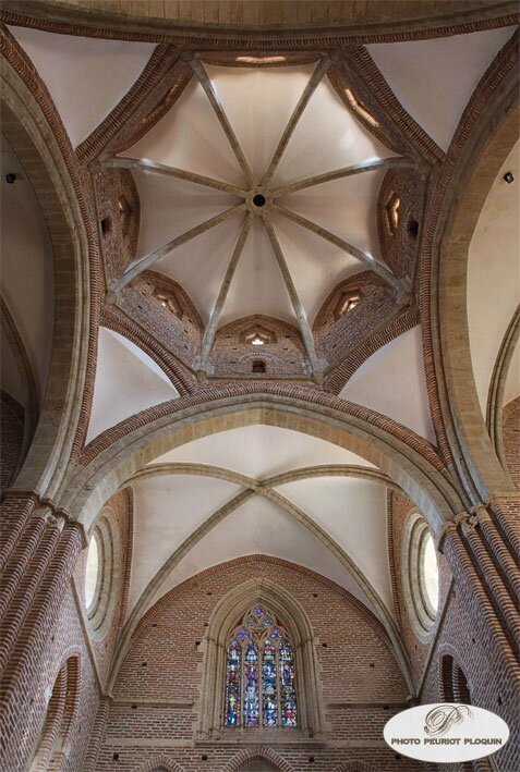 SIMORRE_eglise_abbatiale_Notre_Dame_coupole_nervee_dominant_la_croisee_du_transept