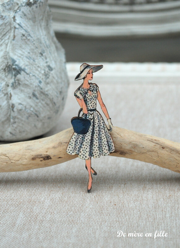 dame au chapeau robe marine à pois