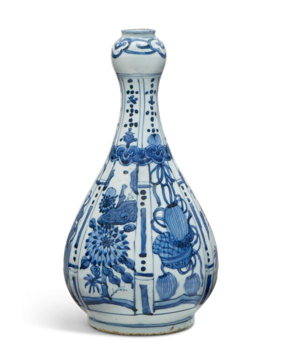 A blue and white garlic-head vase, Ming dynasty, Wanli period (1573-1619)