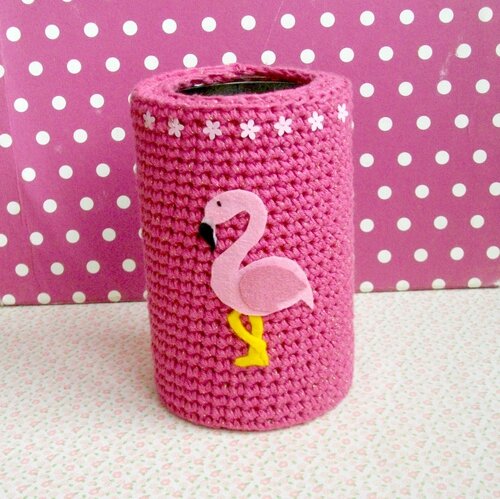 photo-carré-the-serial-crocheteuses-vide-poche-flamant-rose-sequin-fleurs-paillettes-pois-fond