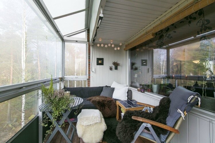 décoration-balcon-automne-cosy-couvertures-duveteuses-plantes-vertes-bruyère-guirlande-lumineuse