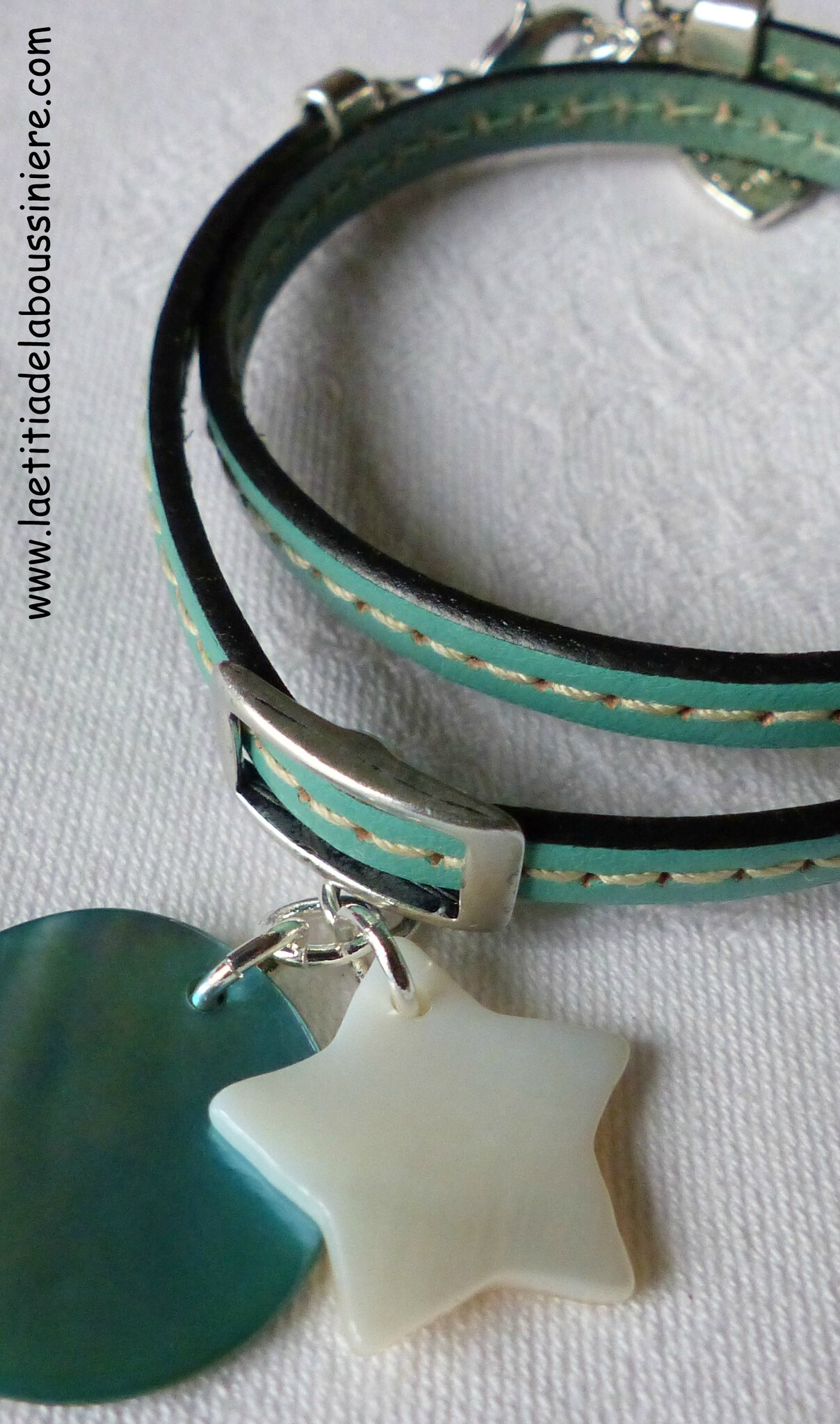 Bracelet cuir double tour (turquoise clair) avec une étoile en nacre et une médaille en nacre
