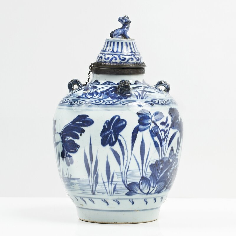 Pot couvert de forme balustre en porcelaine blanche décorée en bleu sous couverte, Chine, Époque Ming (1368-1644)