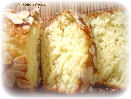 Gateau Au Yaourt Aux Amandes Ou Ma Version Preferee De Cet Incontournable Le Coin Repas