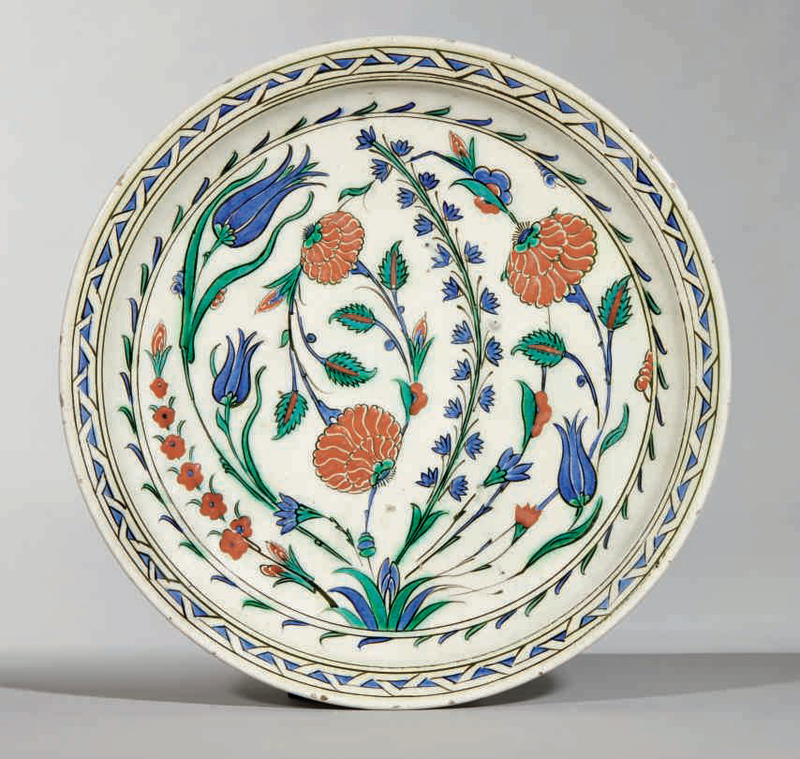 Grand plat (sahan) aux quatre fleurs, Iznik, Turquie ottomane, vers 1580