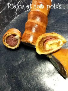 Saucisse fumée en pâte et chausson jambon fumé-chèvre bûche-confit d'oignon coupe