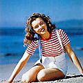 1945 beach sitting - striped shirt - norma jeane par andré de dienes