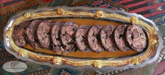 LIEVRE_a_la_Royale_entoure_d_un_cordon_de_pommes_Duchesse_charcuterie_traiteur_Bonnefous