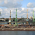 Klaipeda, vue sur le port depuis le ferry, grues