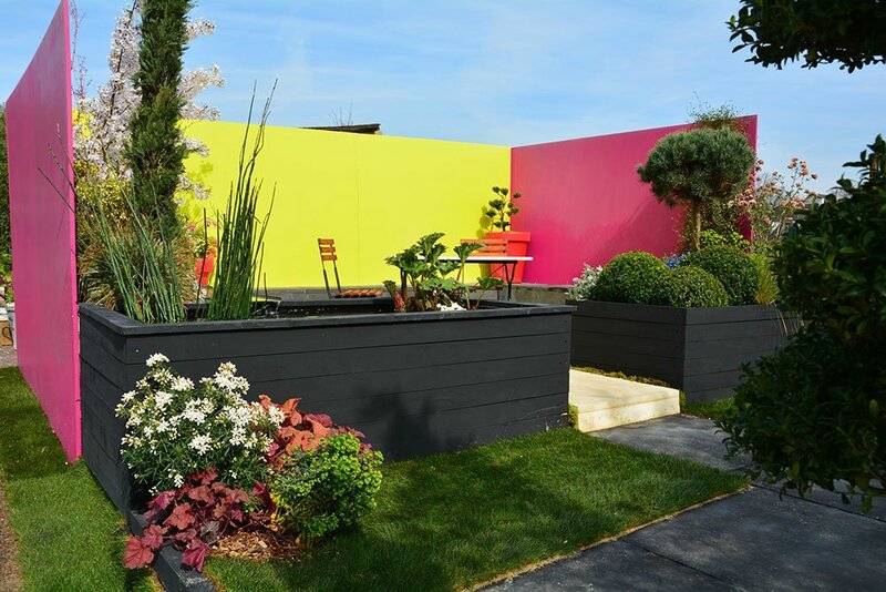 jardin_entre_des_murs_colores_rochet_mathieu