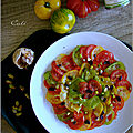 Carpaccio aux trois tomates, ail noir & pistaches