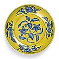 A rare yellow-ground blue and white 'gardenia' dish, mark and period of zhengde (1506-1521)