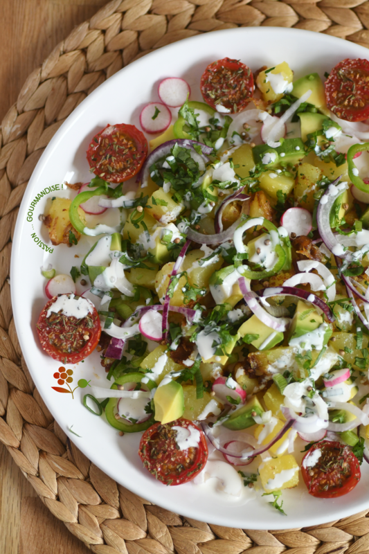 Salade tiède de pomme de terre sautées, avocat, radis, poivron vert & tomates confites_3