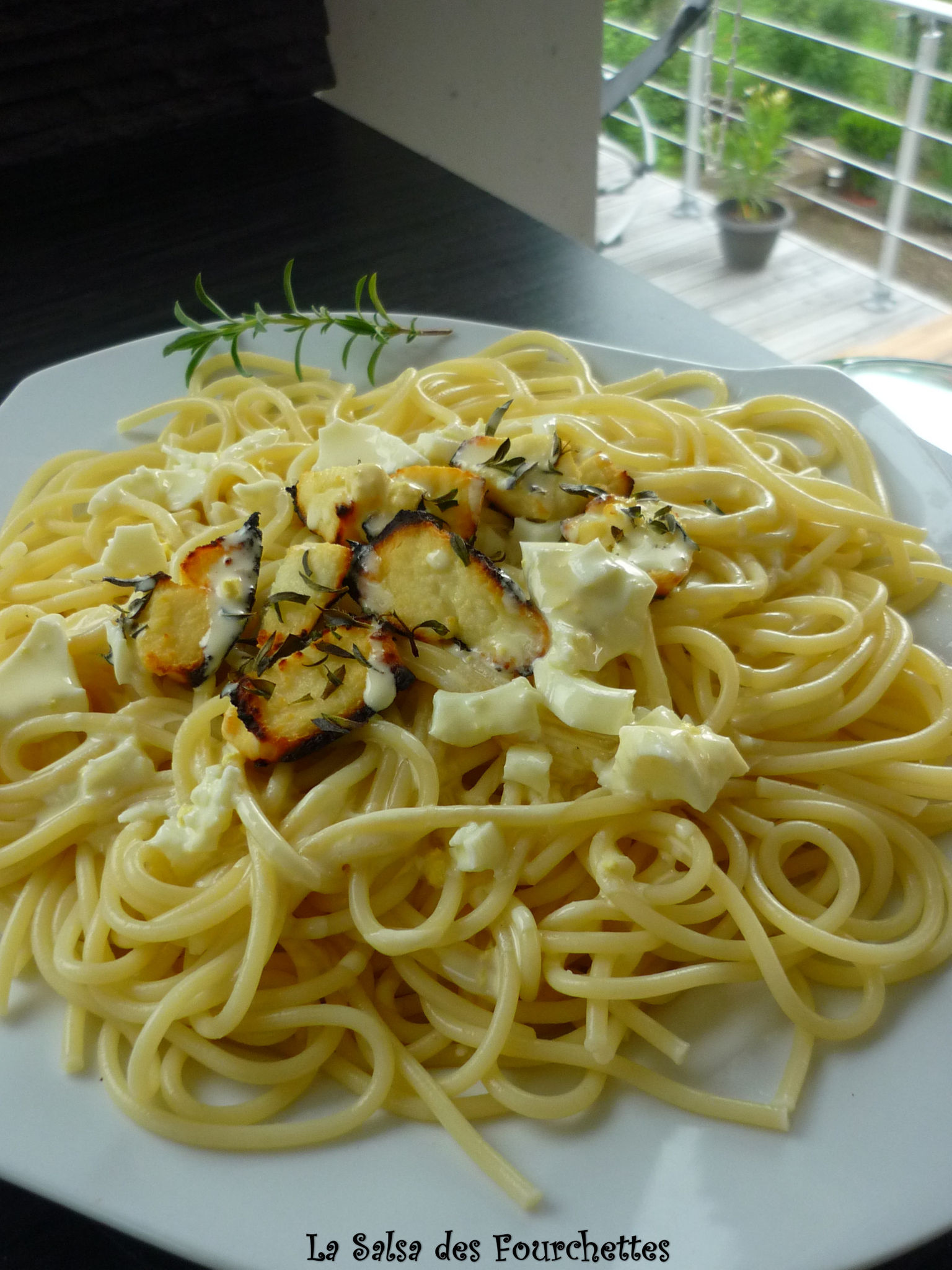 SPAGHETTIS Sauce Aux Oeufs et Ricotta Grillée LA SALSA DES FOURCHETTES SPAGHETTIS Sauce Aux Oeufs et Ricotta Grillée LA SALSA DES FOURCHETTES