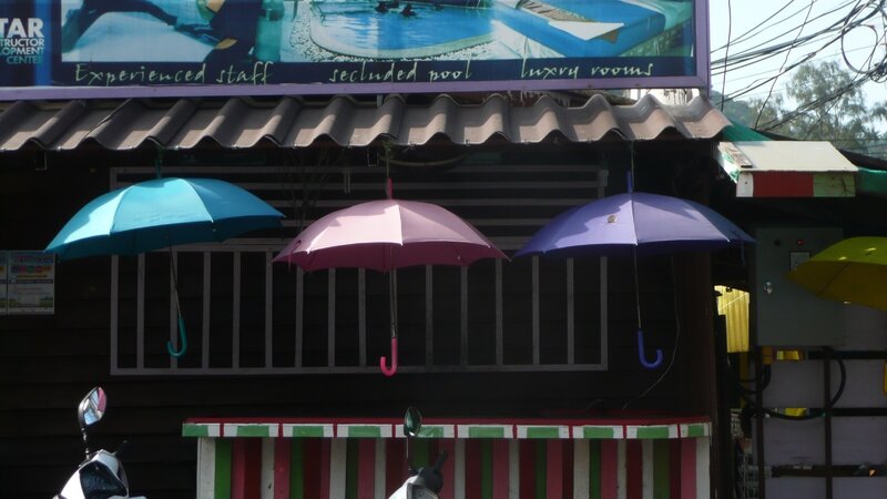 Street-Art-Installation-de-Parapluies-Ile-de-Ko-Tal