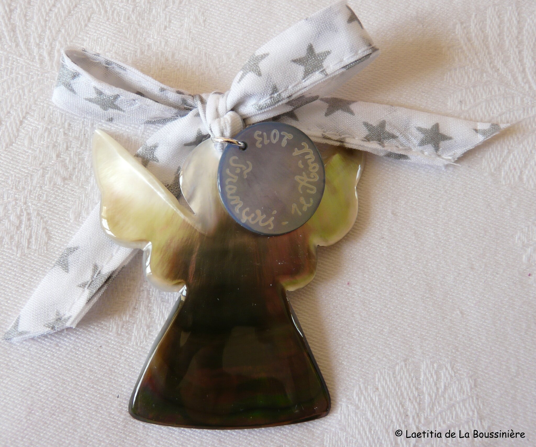 Ange de berceau (sur ruban fond blanc étoiles argent) - 34 €