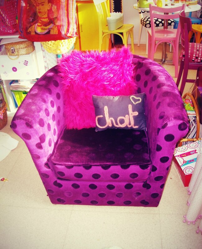 fauteuil-violet-pois-coussin-poil-rose-chat-tricotin