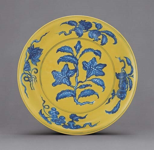 A fine Ming underglaze-blue and yellow-enamelled dish, Hongzhi six-character mark within double-circles and of the period (1488-1505)