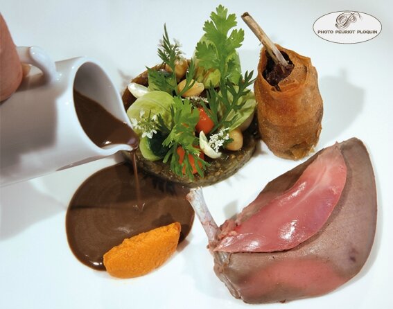 Poitrine_de_pigeonneau_de_Carlux_cuisse_et_abats_en_pastilla_chair_d_aubergine_et_tendres_legumes_quenelle_epicee,-arrose_de_jus_de_pigeon_lie_de_foie_Le_Gindreau_a_Saint_Medard_46