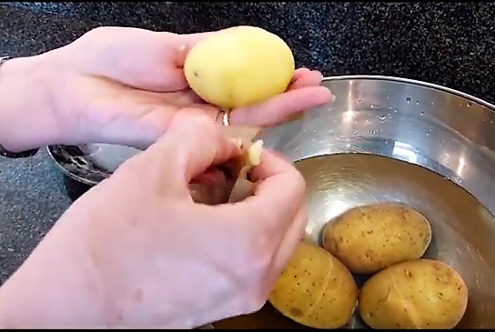 Comment éplucher facilement des pommes de terre cuites - Philandcocuisine