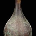 Vase piriforme en bronze à patine brune et traces d'oxydation vertes. dynastie des ming, probablement xv-xvième siècle