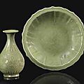 Plat et vase en grès émaillé longquan, chine, dynastie ming, xvème siècle