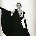 10/07/1962 black dress with pearls par bert stern