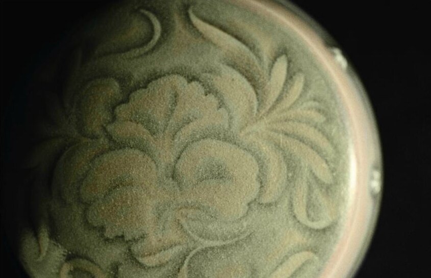 A very rare Yaozhou celadon 'Peony' box and cover with 'Floret