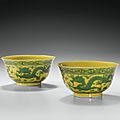 Paire de bols en porcelaine émaillée jaune et vert, marque et époque qianlong