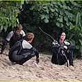 jennifer-lawrence-fish-eating-on-hunger-games-set-03