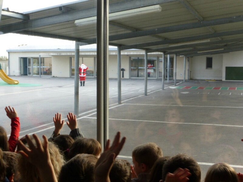 LE REPORTAGE PHOTOS DU PERE NOEL à la maternelle Dolto..Suite