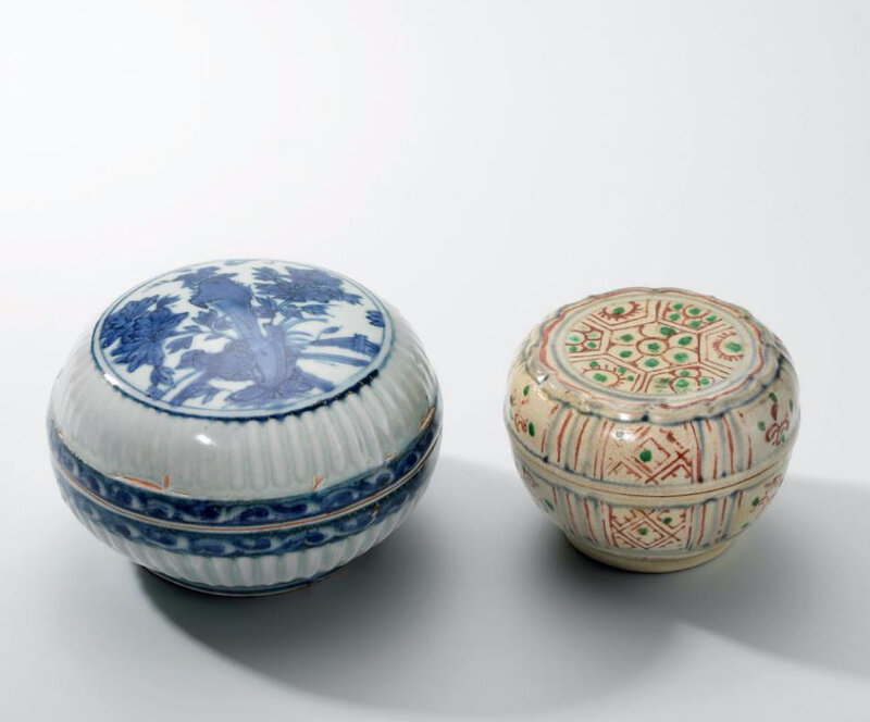 A blue and white 'Peonies and Rocks' fluted circular box and cover and a vietnamese underglaze blue and polychrome-enamelled foliate box and cover, Ming dynasty (1368-1644) and Vietnam, 16th century